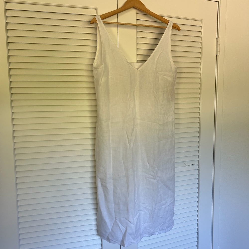 Elegant White Sleeveless Dress